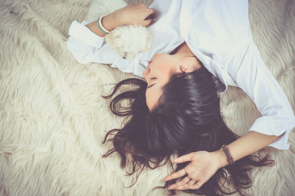 Photo de Pixabay : femme-allongee-sur-un-tapis-en-fausse-fourrure-beige-206396/

Utiliser le CBD pour dormir